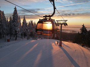 V kraji se dál lyžuje ve Špindlerově Mlýně a v Peci pod Sněžkou. Sezona potrvá do Velikonoc