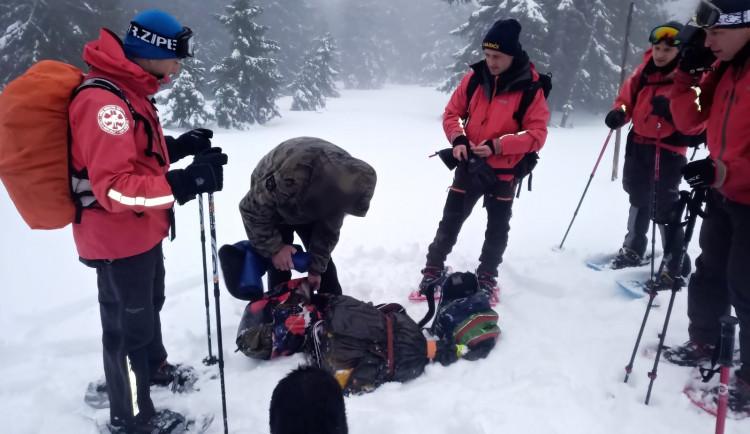 Pod vrcholem Sněžky narazili hasiči na vyčerpaného muže. Měl u sebe kytaru, ale zimní vybavení chybělo