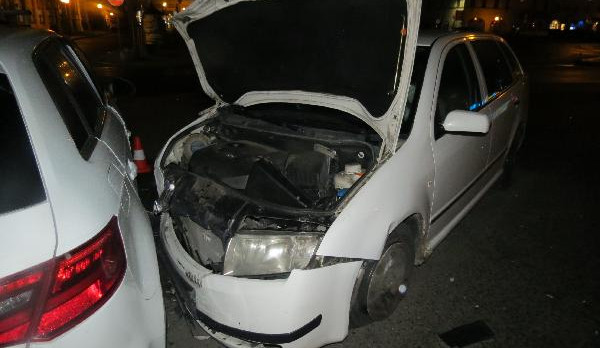 Opilý řidič neudržel auto na silnici a narazil do zaparkované Audi. Způsobil čtvrtmilionovou škodu