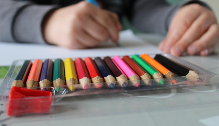 Matka neposílala děti do školy, mají stovky zmeškaných hodin