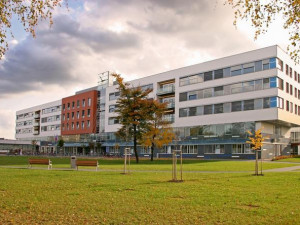 Fakultní nemocnice v Hradci poskytuje péči uprchlíkům z Ukrajiny. Někteří mají psychické problémy