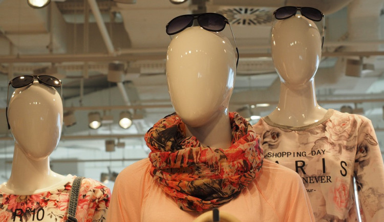 Pro mladé lidi je v módě důležitější udržitelnost než cena. Polovina výrobců však klame