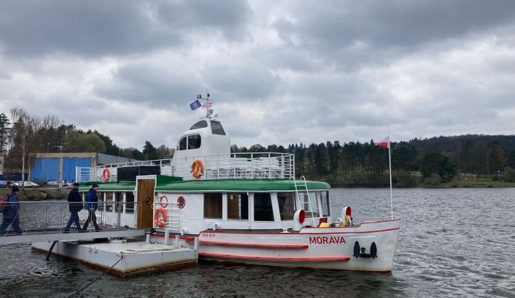 Špatnému počasí navzdory. Na Brněnskou přehradu po zimě znovu vypluly lodě