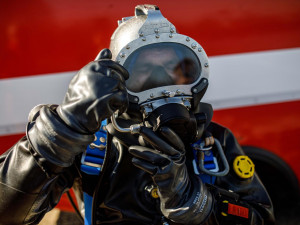 Hasiči u Hradce Králové nacvičovali potápění ve speciálním obleku a s 15 kilovou přilbou na hlavě