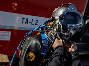 Hasiči u Hradce Králové nacvičovali potápění ve speciálním obleku a s 15 kilovou přilbou na hlavě