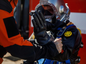 Hasiči u Hradce Králové nacvičovali potápění ve speciálním obleku a s 15 kilovou přilbou na hlavě