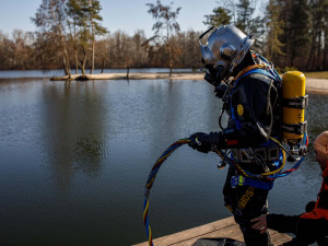 Hasiči u Hradce Králové nacvičovali potápění ve speciálním obleku a s 15 kilovou přilbou na hlavě