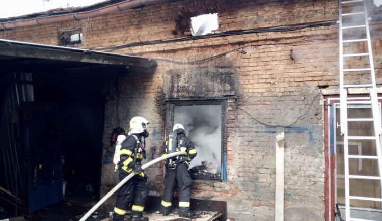 V Hradci Králové požár poškodil velký rodinný dům