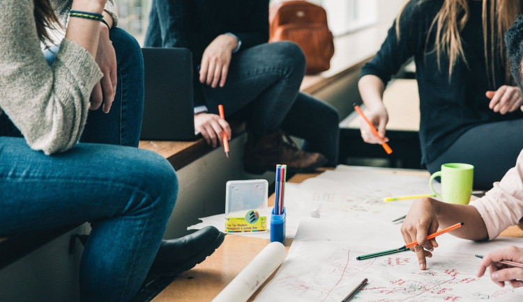 Třetina studentů v Brně chodí každý týden do restaurací a barů, ukázal průzkum