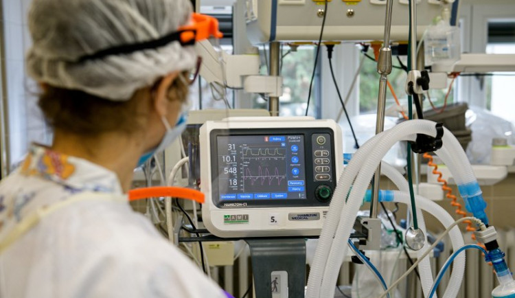 Neúprosná statistika. Každý devátý nakažený koronavirem v brněnské nemocnici zemřel