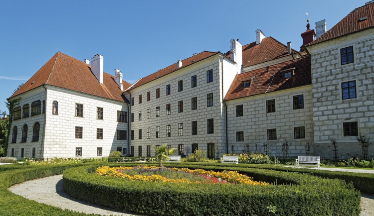 Velikonoce na jihočeských památkách. Třeboňský zámek zve na výstavu květin, v Hradci budou stovky vajec