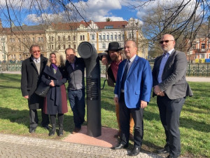 Hradec Králové má svůj Poesiomat. Přehraje R.U.R., hokejové fanoušky i písničkáře Horáka