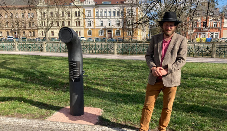 Hradec Králové má svůj Poesiomat. Přehraje R.U.R., hokejové fanoušky i písničkáře Horáka