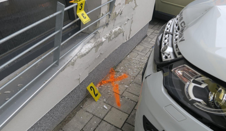 Řidička na Jablonecku si spletla pedály. Při parkování narazila do domu