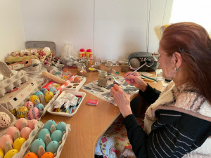 Bez malování by mě nebavil svět, říká pětasedmdesátiletá Helena, která dvacet let zdobí kraslice