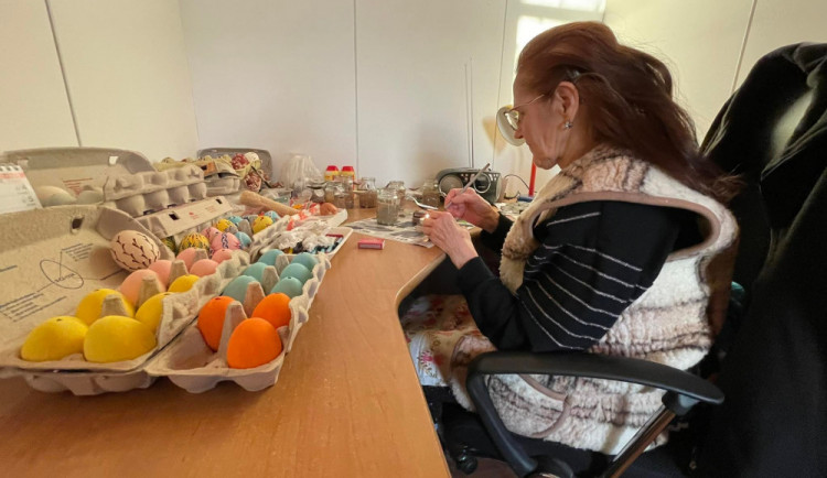 Bez malování by mě nebavil svět, říká pětasedmdesátiletá Helena, která dvacet let zdobí kraslice