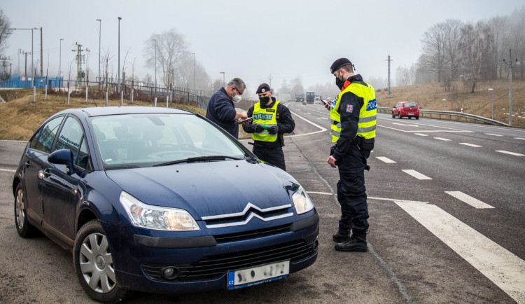 Startuje rizikový víkend na silnicích. Policejní hlídky budou na každém kroku