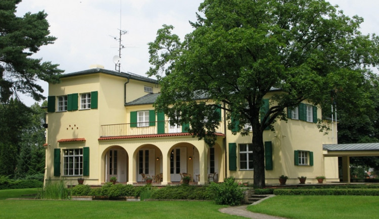 Benešova vila se znovu otevřela. V zahradě návštěvníci uvidí Čapkovu studánku