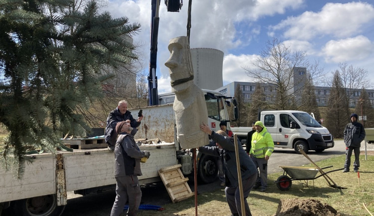 Nedaleko Jaderné elektrárny Temelín najdou návštěvníci sochu moai