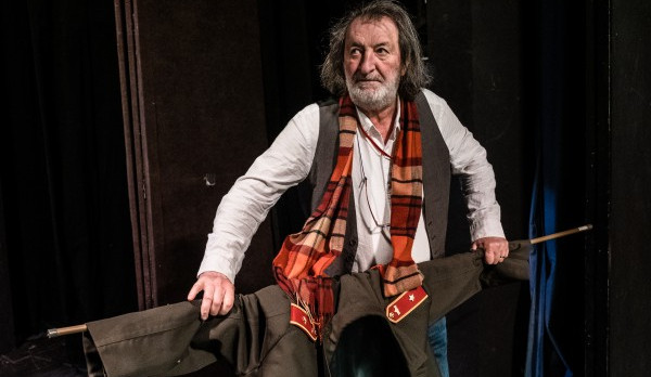 Přitažlivá beznaděj, lži a krutá legrace. Steigerwaldova nová hra se dotýká i války na Ukrajině