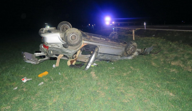 Řidič vypadl z vozidla, které se při nehodě přetočilo na střechu. Zraněním na místě podlehl