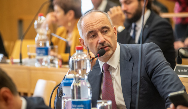 Buči můžeme poslat tři sanitky. Vyslání další techniky řešíme, vzkázal hejtman Kuba