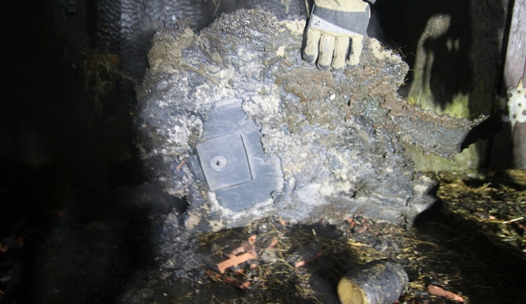 Popel do plastové popelnice nepatří. Požár poničil dům v Dobrušce