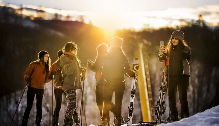 Lyžařská sezona definitivně skončila. Jarní lyžování si v Krkonoších užily tisíce lidí
