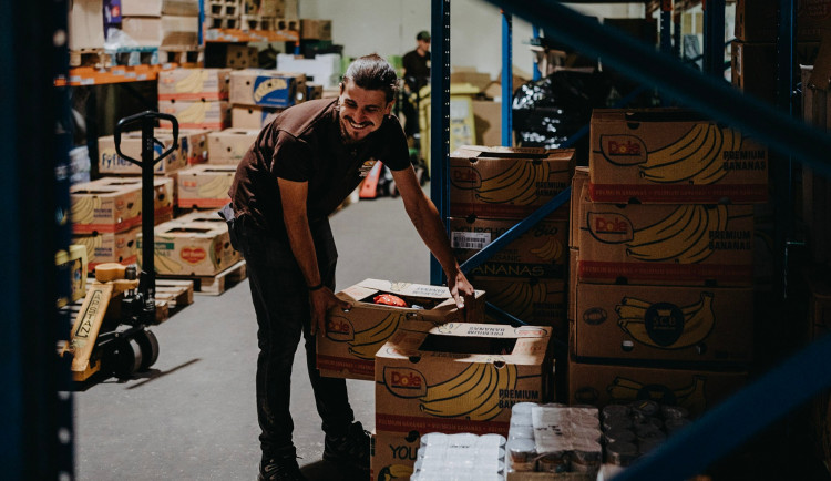 Na brněnském Cejlu se připravují bagety pro ukrajinské uprchlíky