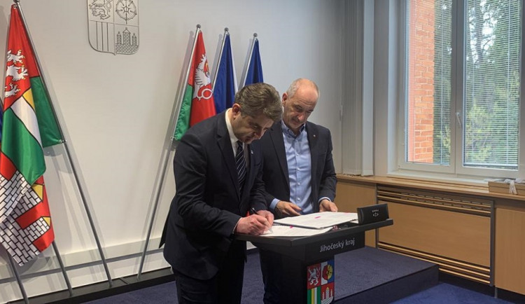 Jihočeský kraj posílá do Buči sanitky, traktory a nakladač. Starosta vám děkuje, vzkázal ukrajinský velvyslanec