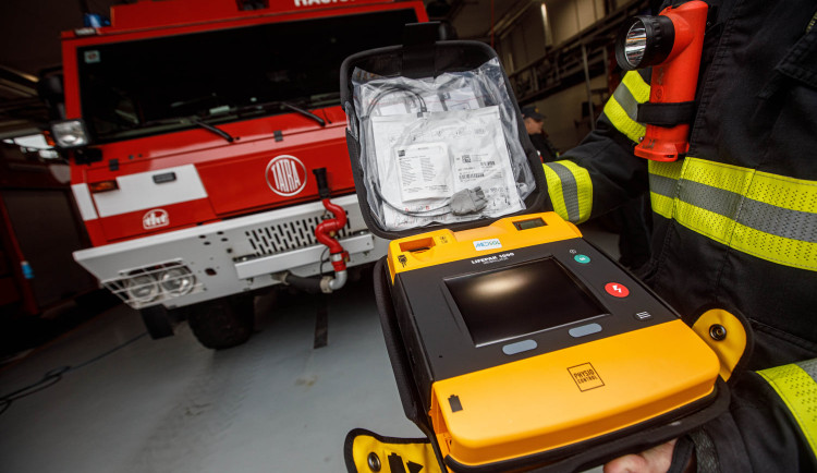 Profesionální hasiči v Jaroměři dostali nový automatizovaný externí defibrilátor