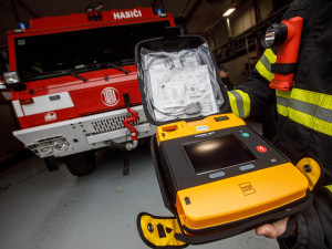 Profesionální hasiči v Jaroměři dostali nový automatizovaný externí defibrilátor
