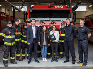 Profesionální hasiči v Jaroměři dostali nový automatizovaný externí defibrilátor