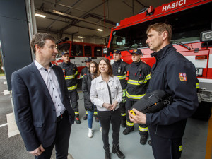 Profesionální hasiči v Jaroměři dostali nový automatizovaný externí defibrilátor