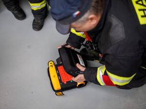 Profesionální hasiči v Jaroměři dostali nový automatizovaný externí defibrilátor