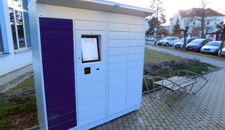 Výdejní box hradecké knihovny ve Wonkově ulici