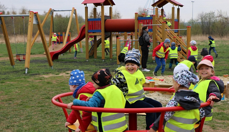 Štíři otevřeli na Složišti nové hřiště pro děti. Chystají také horolezeckou stěnu a venkovní sportoviště