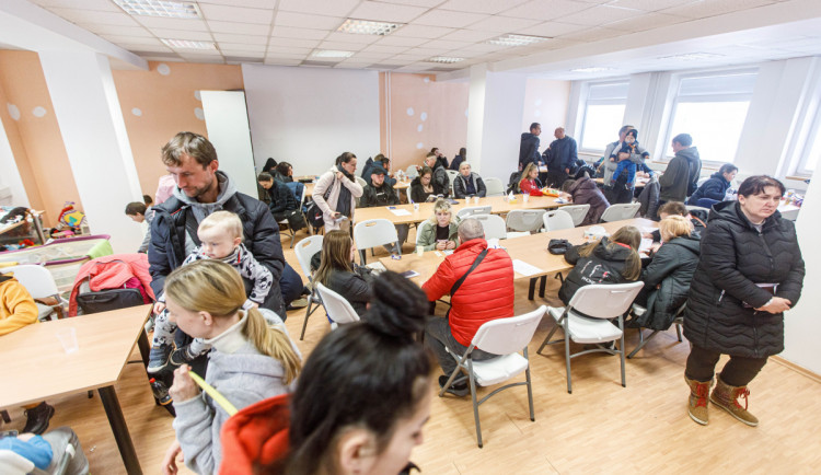 Počty ukrajinských uprchlíků, kteří se registrují v Hradci Králové, dál klesají