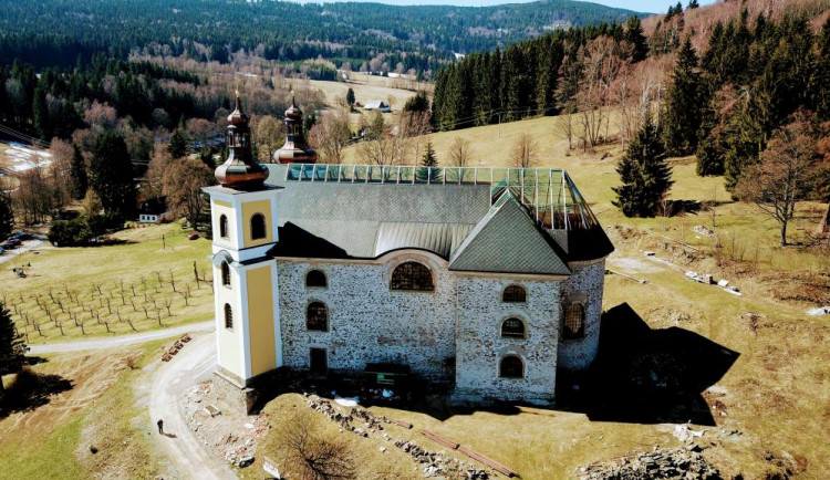 V Neratově začala oprava prosklené střechy kostela za 16 milionů korun