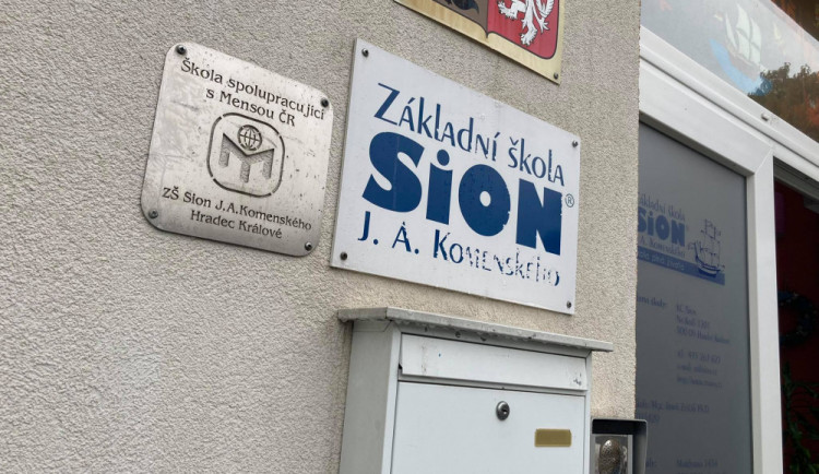 Škola Sion je ve sporu s rodiči kvůli školnému. Některým žákům přerušila výuku