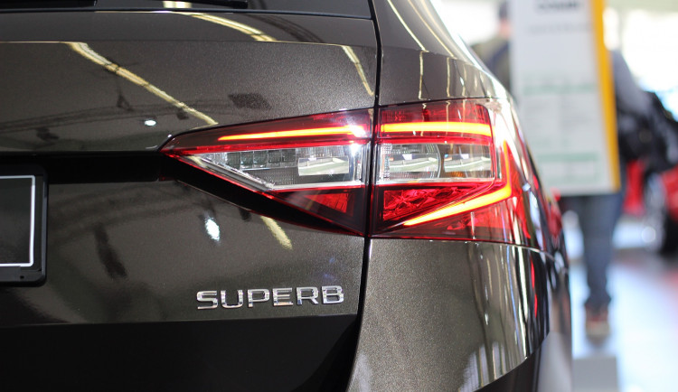 Cizinec v Superbu jel na D11 rychlostí 200 kilometrů v hodině. Na místě zaplatil kauci