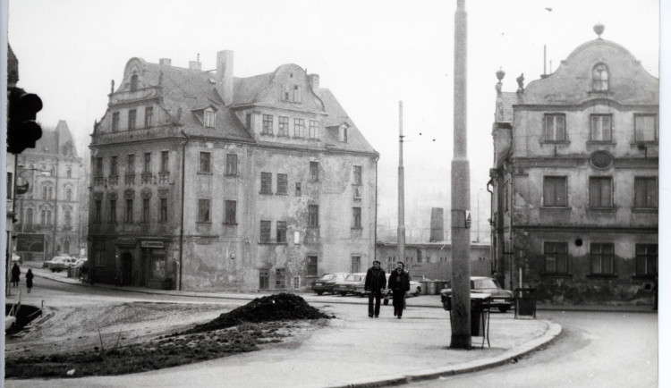 Láska, Víra, Naděje a Moudrost. Sochy ze zbouraného Möllerova domu vystaví Severočeské muzeum