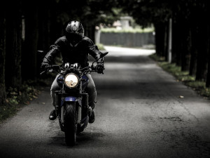 Zdrogovaný motorkář se zákazem řízení ujížděl policii
