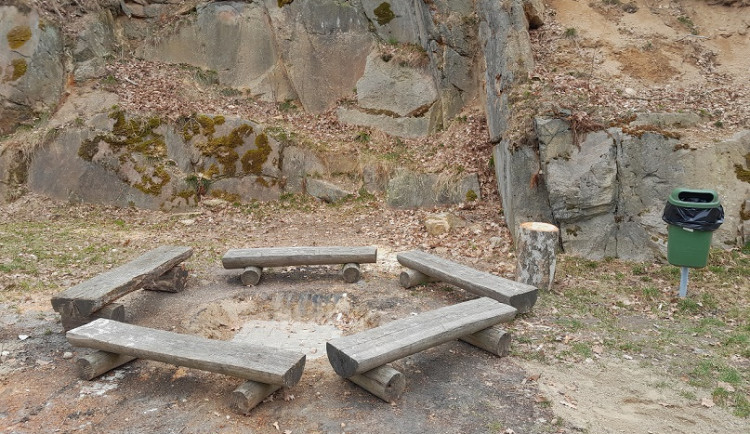 Veřejné ohniště ve Vesci dostalo novou podobu. Udržujte pořádek, prosí správa areálu