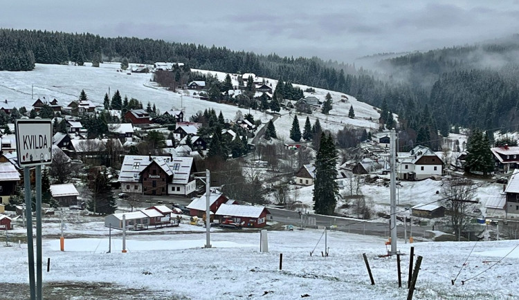 Kvildu zasypal na sníh. Místní netrpělivě čekají na teplejší počasí, vzkázal starosta