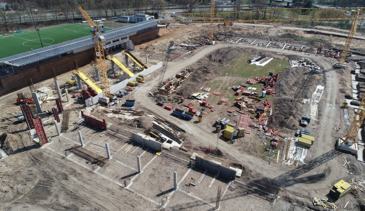 Zastupitelé Hradce neschválili tým pro jednání se Strabagem o zdražení fotbalového stadionu