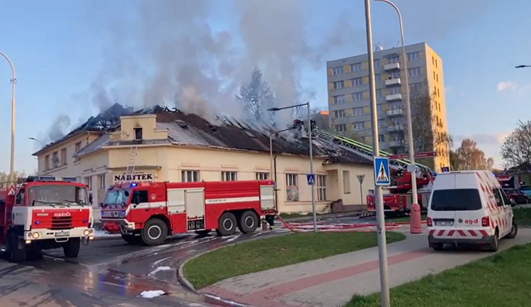 Při požáru ubytovny uteklo z domu 24 lidí. Část objektu se při zásahu zřítila