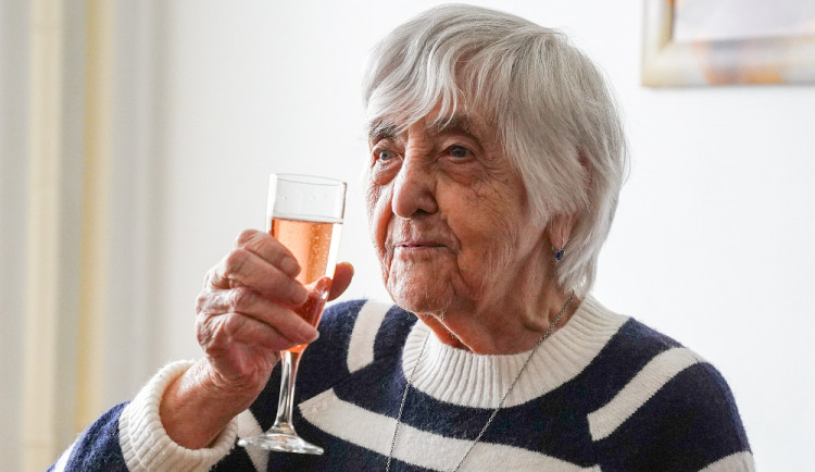 V Liberci žije osm stoletých občanů. Jubilejní narozeniny oslavila Anna Vošvrdová