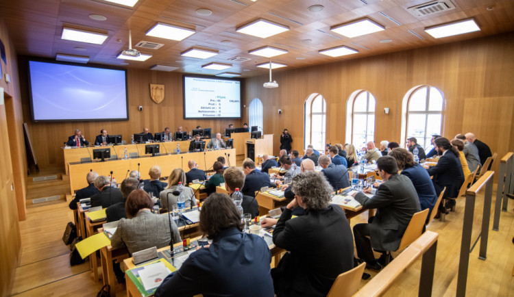 KOMENTÁŘ: Zoufalá podívaná na jednání budějovických zastupitelů. Kdo prohrává souboj o poslední slovo?