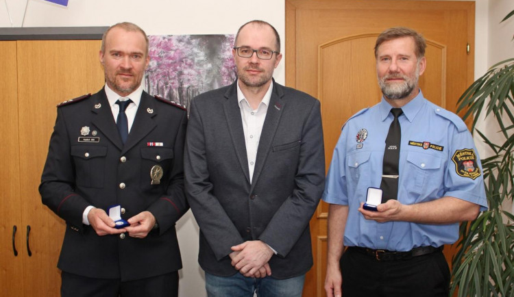 Dva policisté zachránili život napadenému muži. Radnice ve Dvoře Králové je ocenila